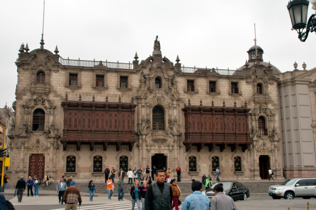 Lima là thủ đô của Peru và cũng là thành phố lớn nhất Peru?