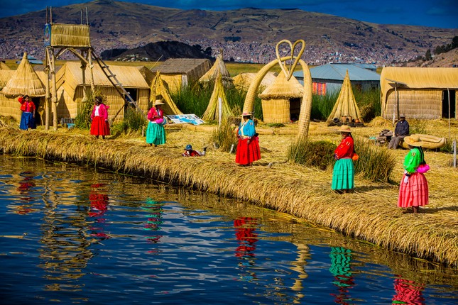 Hồ Titicaca là hồ?