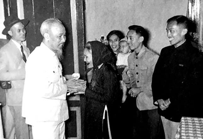 Đám cưới Hoàng tử - con trai út của Vua Sạvàng Vătthana tổ chức vào năm 1968, Bác Hồ đã gợi ý tặng gì?