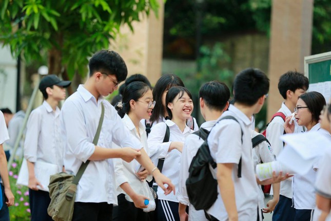 Thí sinh thi vào lớp 10 ở Hà Nội hồi hộp, miệt mài ôn bài trước giờ thi môn Ngữ Văn ảnh 4