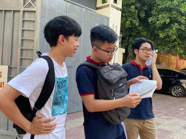 Thí sinh thi vào lớp 10 ở Hà Nội hồi hộp, miệt mài ôn bài trước giờ thi môn Ngữ Văn ảnh 1