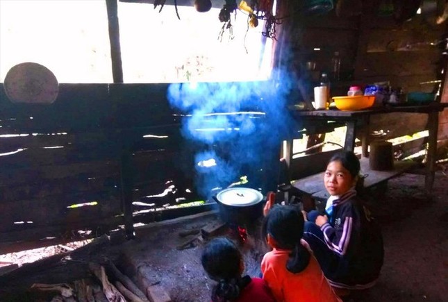 Cô gái khuyết tật mở thư viện miễn phí, học trò nghèo Êđê nhường xe cho bạn ảnh 1