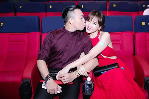 Những khoảnh khắc 'tình bể bình' của cặp đôi từng gây tranh cãi nhất showbiz Việt ảnh 2