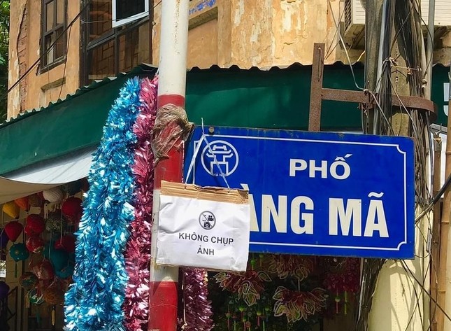 Nhiều chủ quán trên phố Hàng Mã bị xử lý vì treo biển thu tiền chụp ảnh ảnh 1
