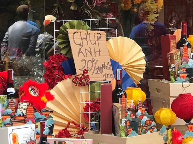 Nhiều chủ quán trên phố Hàng Mã bị xử lý vì treo biển thu tiền chụp ảnh ảnh 3