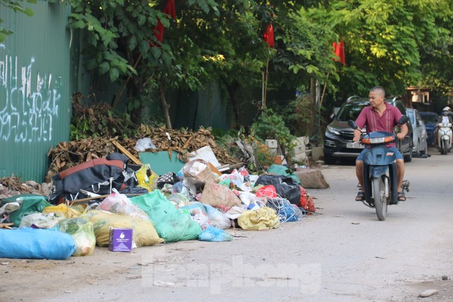 Bãi rác tự phát tràn lan, người dân khốn khổ 'sống chung' với mùi hôi thối ảnh 10
