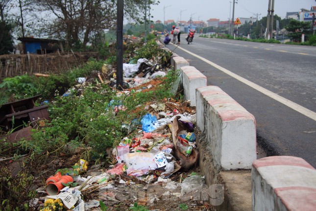 Bãi rác tự phát tràn lan, người dân khốn khổ 'sống chung' với mùi hôi thối ảnh 14