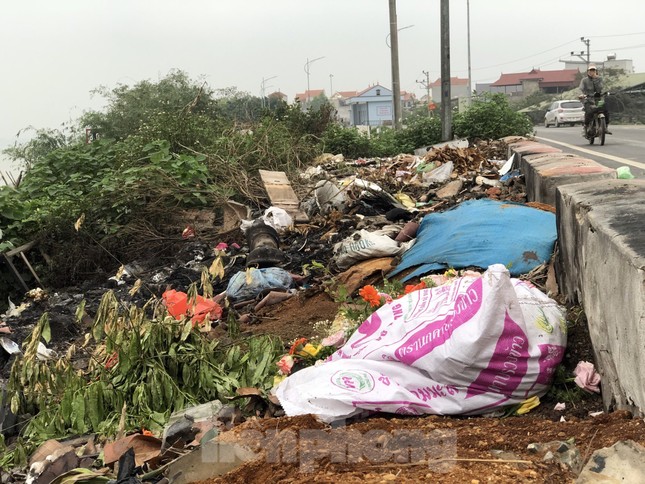 Bãi rác tự phát tràn lan, người dân khốn khổ 'sống chung' với mùi hôi thối ảnh 1