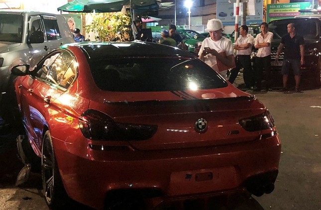 Xe BMW mất lái gây 'náo loạn' đường phố Sài Gòn ảnh 1