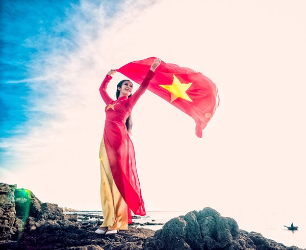 Ngọc Hân gây xúc động khi tung cờ đỏ sao vàng ở Lý Sơn ảnh 2