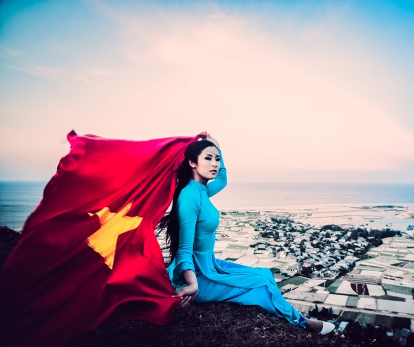 Ngọc Hân gây xúc động khi tung cờ đỏ sao vàng ở Lý Sơn ảnh 7