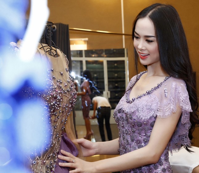 MC 'Đêm hội chân dài 8' khoe dáng nóng bỏng ảnh 6