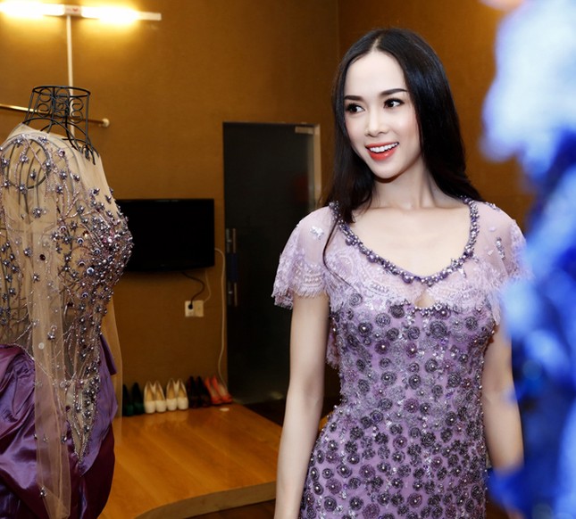 MC 'Đêm hội chân dài 8' khoe dáng nóng bỏng ảnh 4