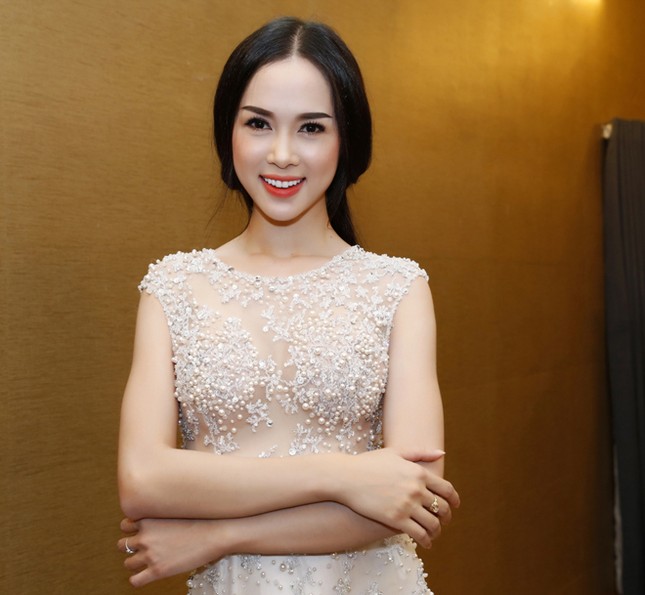 MC 'Đêm hội chân dài 8' khoe dáng nóng bỏng ảnh 10
