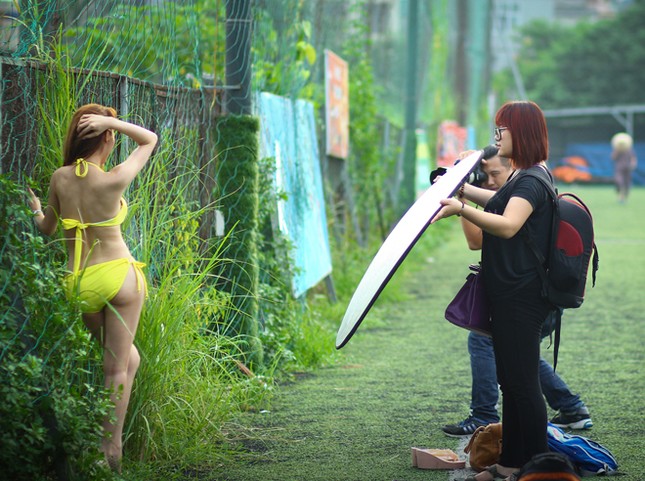 Hậu trường Thủy Đặng 'lăn lộn' chụp bikini trên sân cỏ ảnh 8