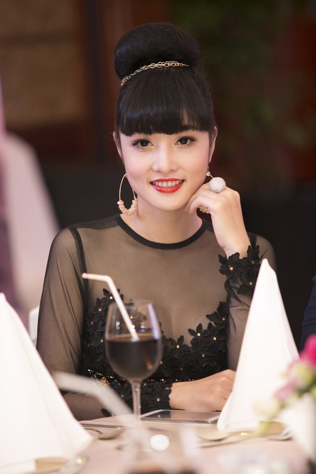Triệu Thị Hà xinh đẹp đi tiệc sau scandal trả vương miện ảnh 8