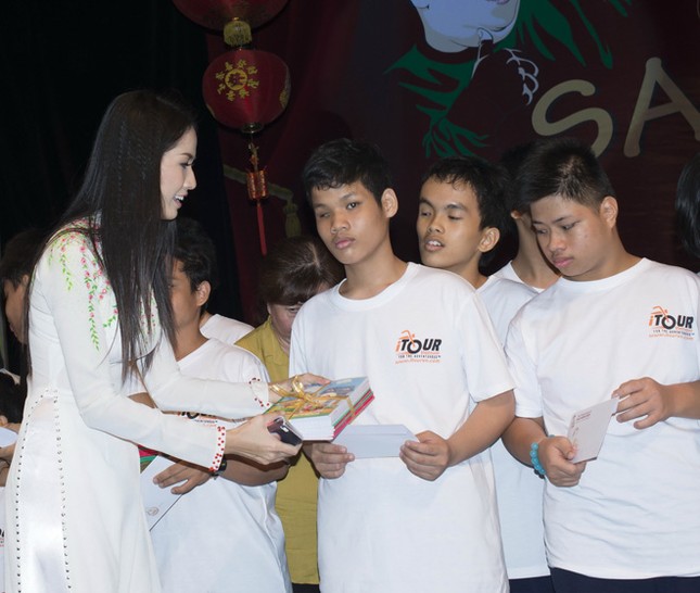 Phan Thị Mơ mặc áo dài, đội mưa làm từ thiện ảnh 8