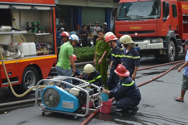 Cháy lớn ở siêu thị, hàng trăm khách hoảng loạn tháo chạy ảnh 3
