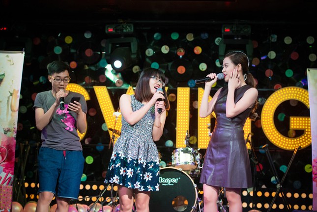 Hoàng Thùy Linh hạnh phúc đón sinh nhật trong vòng tay fans ảnh 2