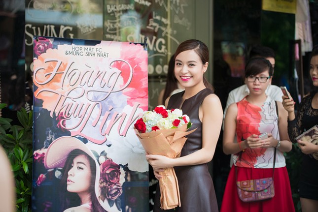 Hoàng Thùy Linh hạnh phúc đón sinh nhật trong vòng tay fans ảnh 11