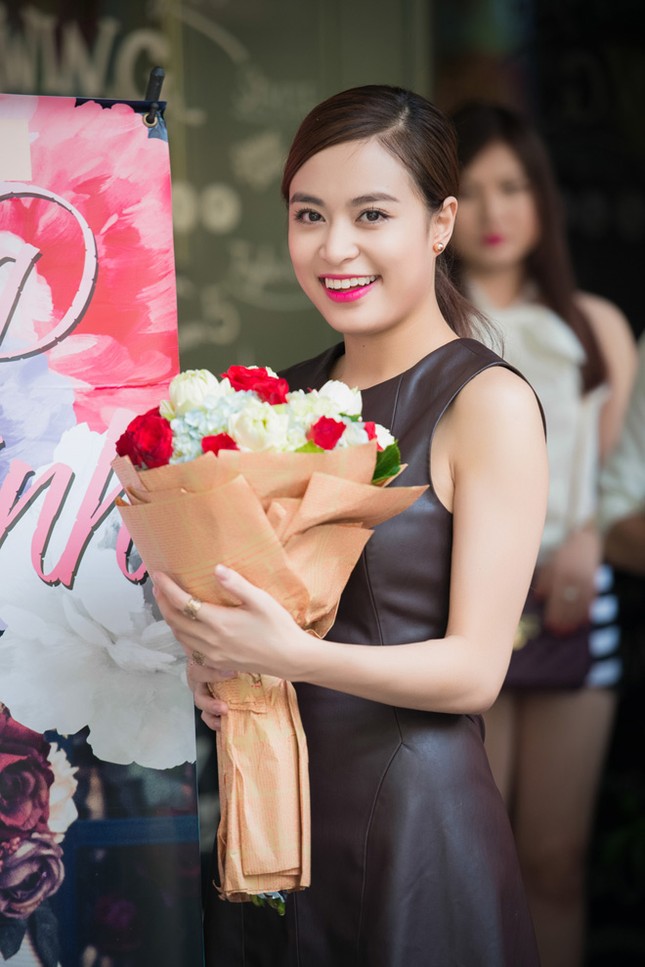 Hoàng Thùy Linh hạnh phúc đón sinh nhật trong vòng tay fans ảnh 9