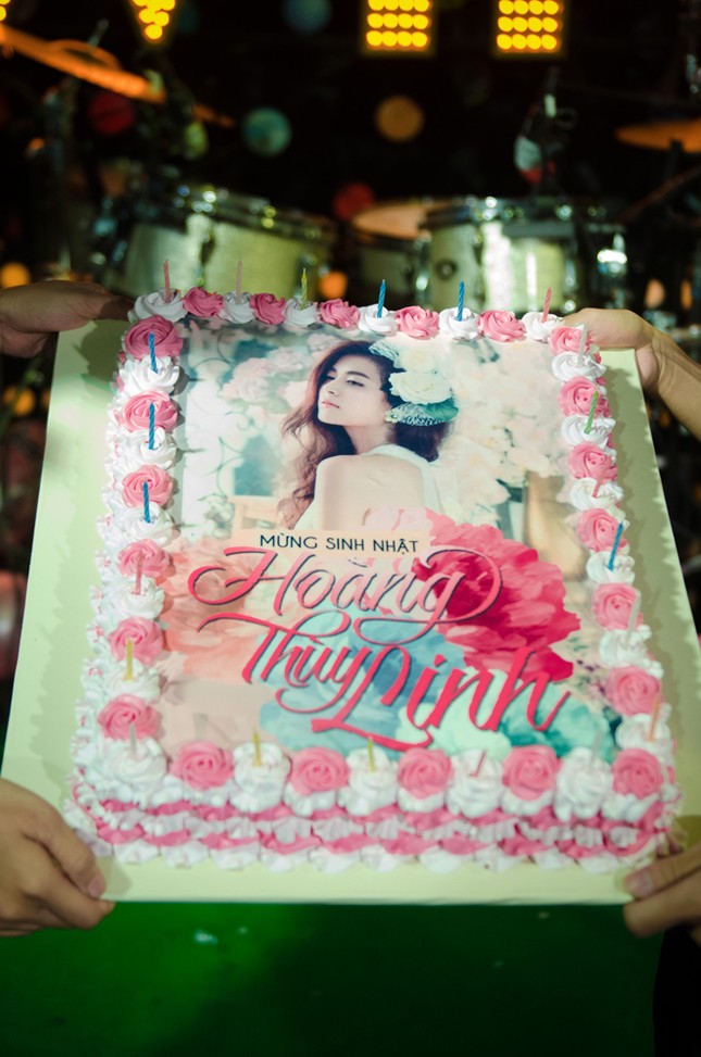 Hoàng Thùy Linh hạnh phúc đón sinh nhật trong vòng tay fans ảnh 5