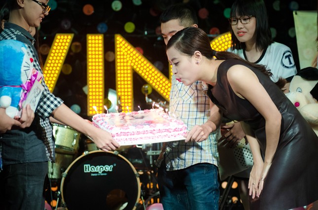 Hoàng Thùy Linh hạnh phúc đón sinh nhật trong vòng tay fans ảnh 6