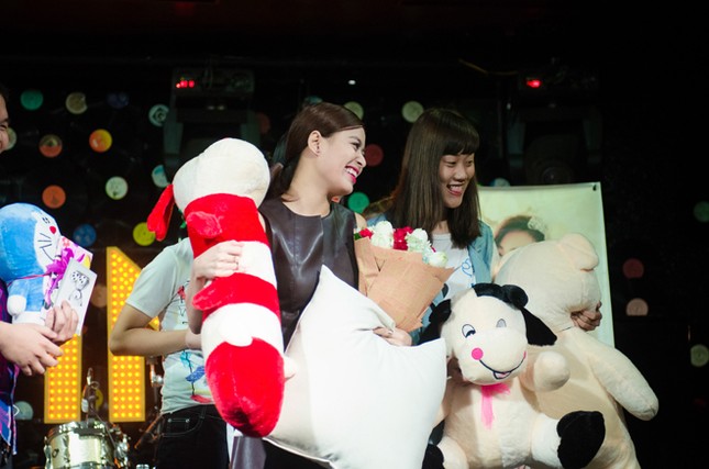 Hoàng Thùy Linh hạnh phúc đón sinh nhật trong vòng tay fans ảnh 7