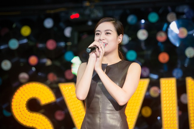 Hoàng Thùy Linh hạnh phúc đón sinh nhật trong vòng tay fans ảnh 1