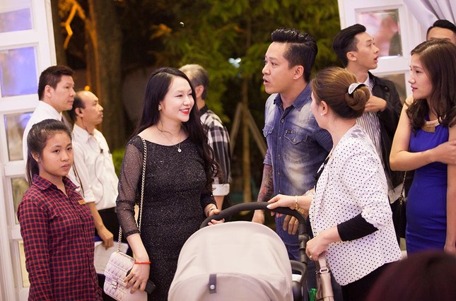 Tuấn Hưng nũng nịu làm lễ đầy tháng cho con trai ảnh 4