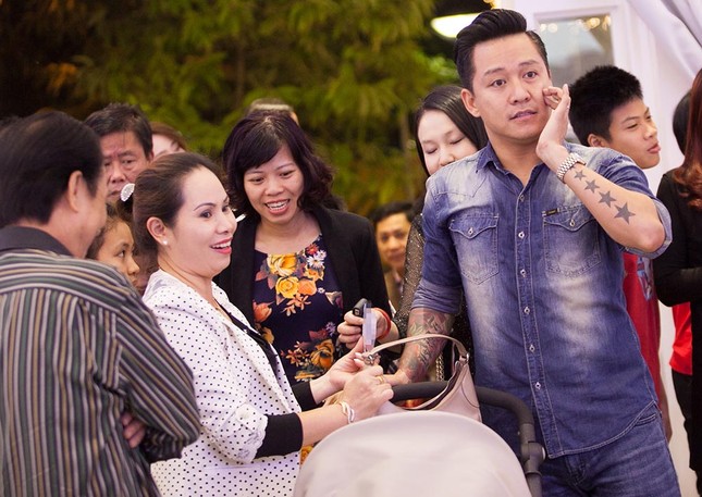 Tuấn Hưng nũng nịu làm lễ đầy tháng cho con trai ảnh 2