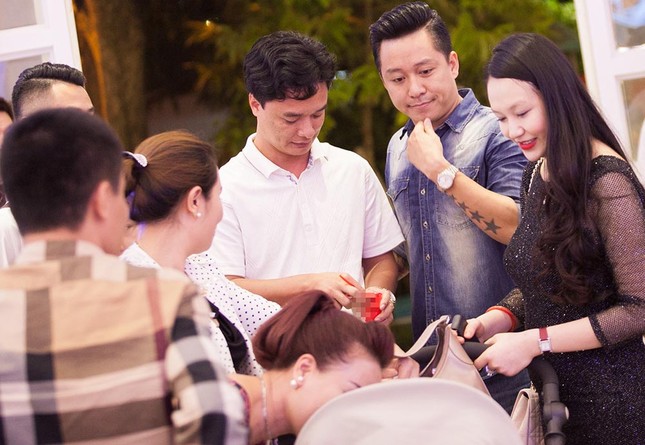 Tuấn Hưng nũng nịu làm lễ đầy tháng cho con trai ảnh 1