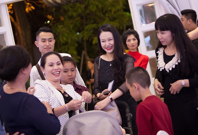 Tuấn Hưng nũng nịu làm lễ đầy tháng cho con trai ảnh 9
