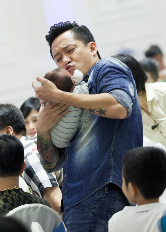 Tuấn Hưng nũng nịu làm lễ đầy tháng cho con trai ảnh 6