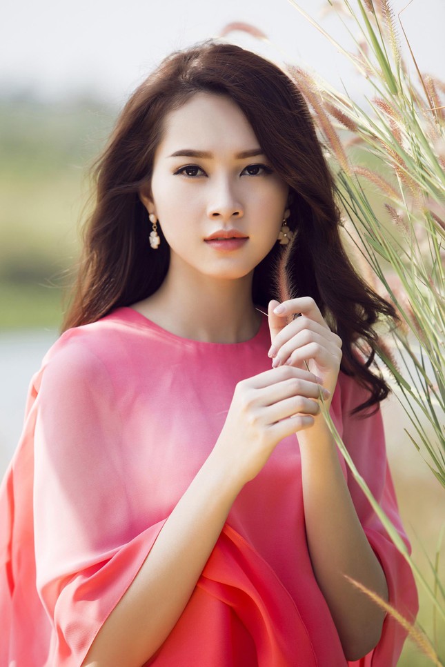 Hoa hậu Thu Thảo đẹp như 'tiên nữ' giữa cánh đồng hoa ảnh 4