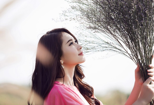 Hoa hậu Thu Thảo đẹp như 'tiên nữ' giữa cánh đồng hoa ảnh 12