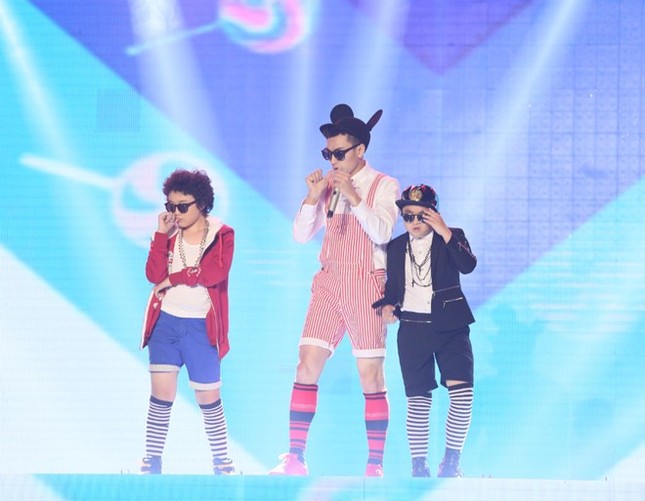 Tóc Tiên tháo giày, Isaac mút tay trên sân khấu The Remix ảnh 3