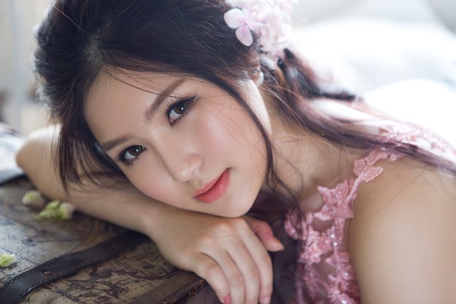 Hương Tràm diện váy cưới, hóa cô dâu xinh đẹp ảnh 1