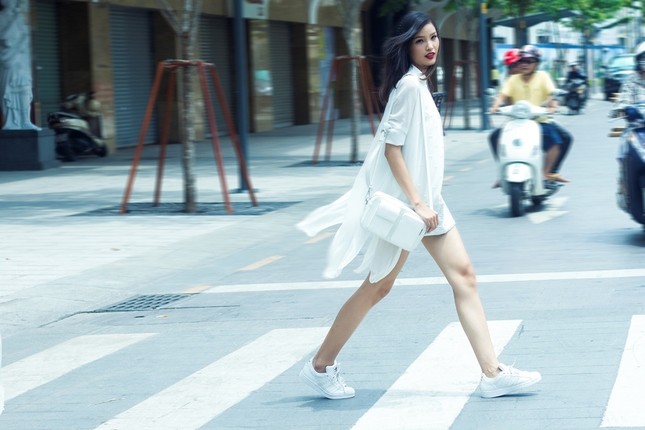 'Gái quê' Chà Mi khoe lưng trần táo bạo trên phố ảnh 4