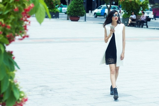 'Gái quê' Chà Mi khoe lưng trần táo bạo trên phố ảnh 3