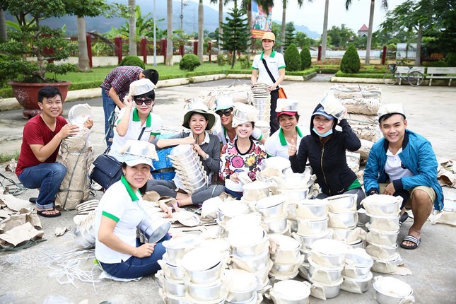 Trang Trần mang bầu 6 tháng vẫn đi làm từ thiện ảnh 1