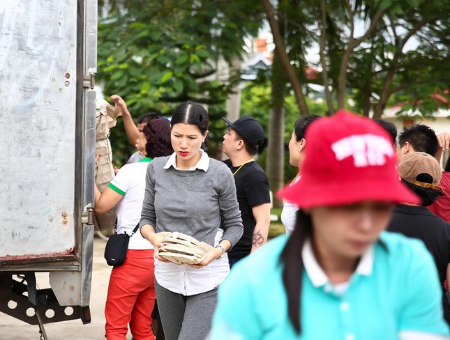 Trang Trần mang bầu 6 tháng vẫn đi làm từ thiện ảnh 7