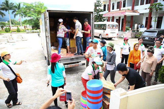 Trang Trần mang bầu 6 tháng vẫn đi làm từ thiện ảnh 2