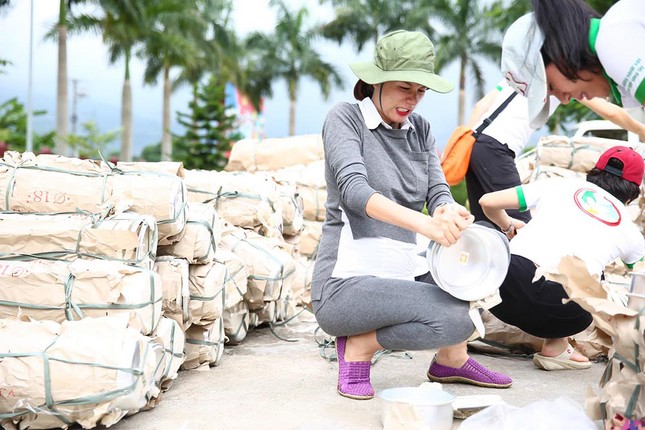 Trang Trần mang bầu 6 tháng vẫn đi làm từ thiện ảnh 4