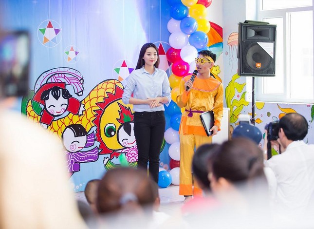 Bản tin Hoa hậu: Kỳ Duyên vui trung thu với các bệnh nhi ung thư ảnh 2