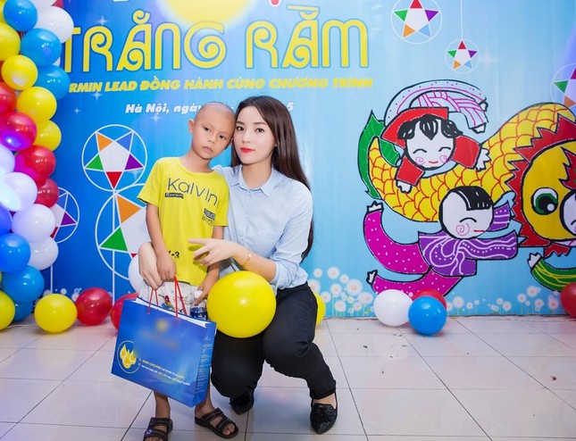 Bản tin Hoa hậu: Kỳ Duyên vui trung thu với các bệnh nhi ung thư ảnh 1