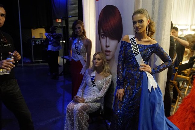 Phạm Hương lộng lẫy, tự tin ở bán kết Miss Universe ảnh 10