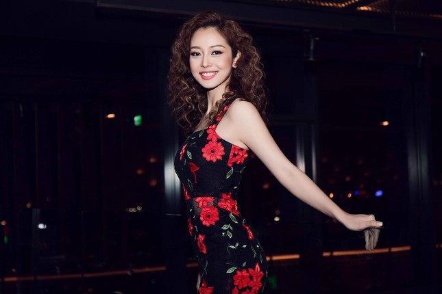 Dàn Hoa hậu, Á hậu khoe sắc vóc với váy áo gợi cảm ảnh 7