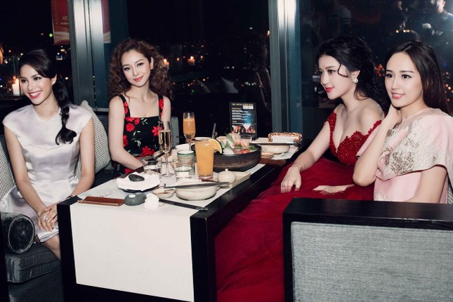 Dàn Hoa hậu, Á hậu khoe sắc vóc với váy áo gợi cảm ảnh 11