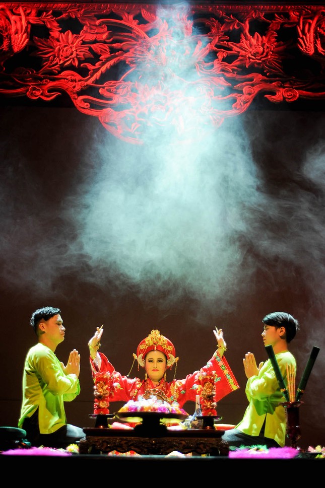 Vở diễn 'Tứ Phủ' tái hiện nghi lễ Hầu Đồng nguyên bản ảnh 3